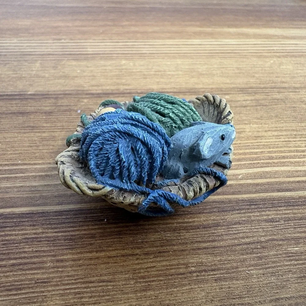 Vintage Figi Graphics 1996 Cats on Rug Figurine Removable Basket Resin